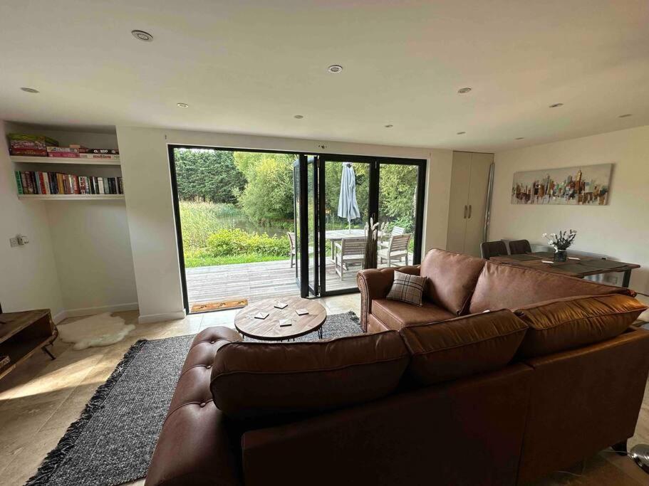 Beautiful Cabin With Pond View Steyning Buitenkant foto