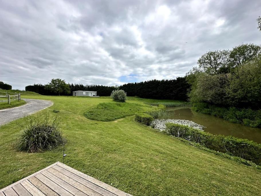 Beautiful Cabin With Pond View Steyning Buitenkant foto